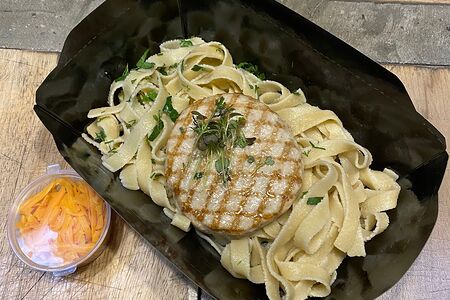 Котлета куриная с пастой и сыром чеддер