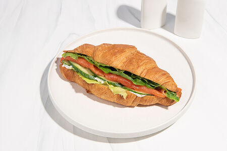 Круассан с красной рыбой