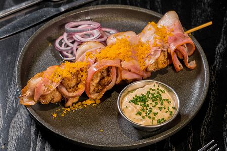 Шашлык из куриного бедра с беконом