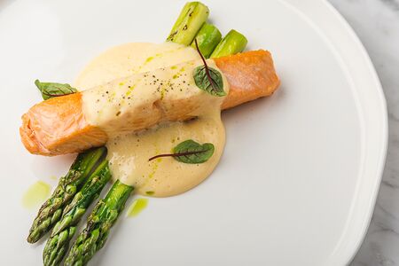 Филе лосося со спаржей и голландским соусом