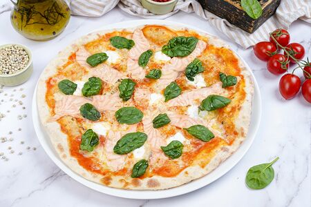 Пицца с лососем и свежим шпинатом 30 см