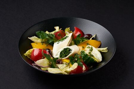 Салат Бостнеули с сыром Хвеули