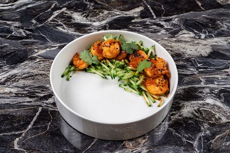 Креветка в орехово-кунжутном соусе с белым рисом