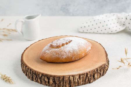 Пирожок со смородиной и яблоком