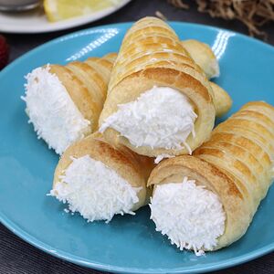 Трубочка слоеная с кремом пломбир