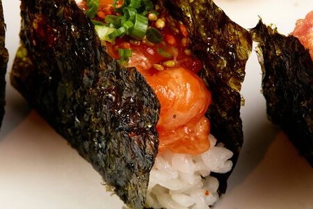 Открытый хенд ролл с лососем