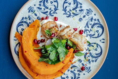 Печеная тыква с креветками