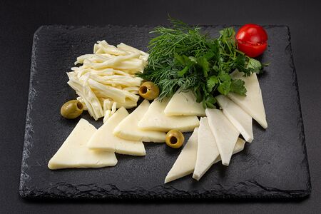 Кавказский сыр с маслинами и зеленью