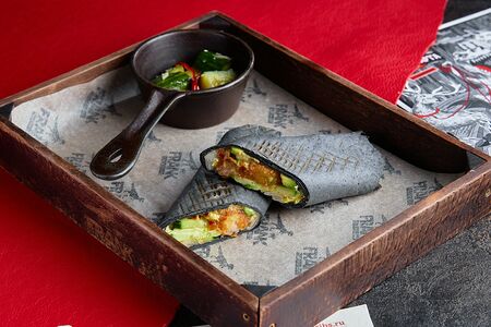 Азиатская шаурма с креветками в тортилье