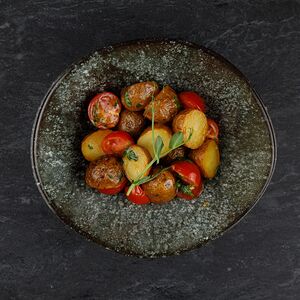Картофель бейби с томатами черри