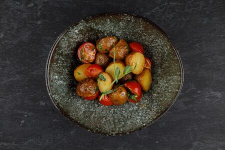 Картофель бейби с томатами черри