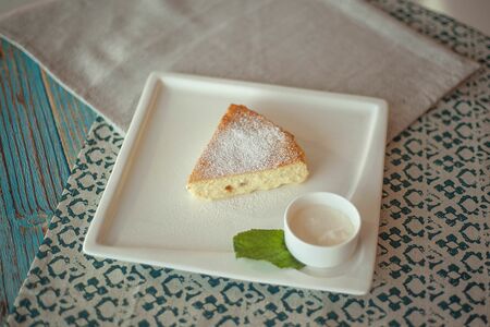 Творожная запеканка с изюмом и сметаной