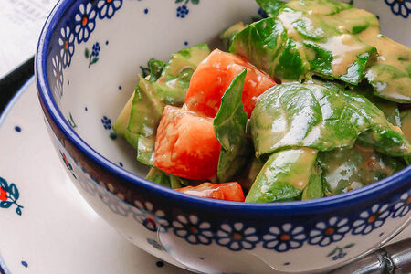 Салат с авокадо, шпинатом, креветкой