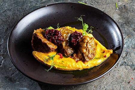 Телячьи щечки с луком Конфи