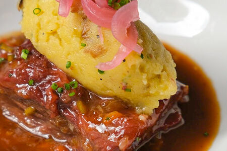 Говяжьи щечки с печёным картофелем, муссом из пармезана и маринованным луком