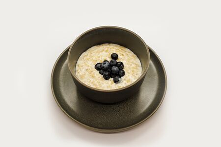 Овсяная каша с ягодами