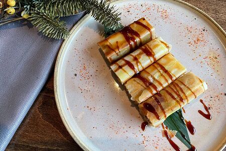 Жареный спринг-ролл со рваной свининой и моцареллой