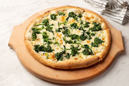 Пицца со шпинатом и сыром крем чиз