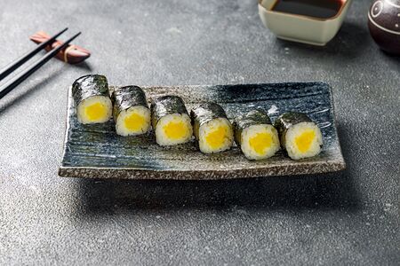 Ролл с маринованной редькой