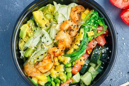 Поке с жареными креветками, личи и соусом чили-ананас