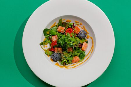 Салат с маринованным лососем и маком