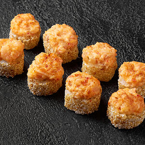 Ролл запеченный в кунжуте с креветкой чили