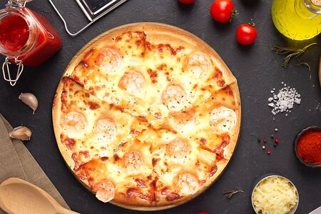 Пицца с креветками