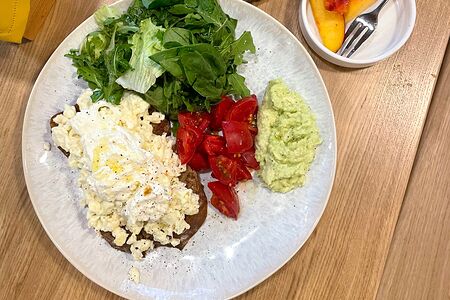 Скрэмбл с томатами и стачателлой и зеленью с