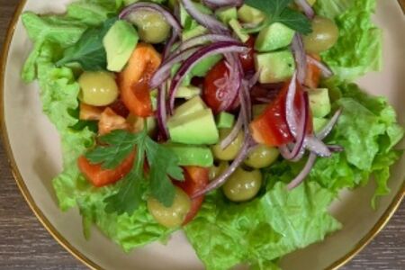 Овощной салат с оливками и авокадо