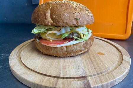 Бургер с куриной котлетой