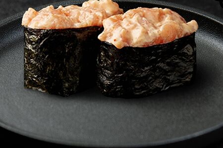 Гункан с лососем