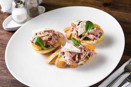 Брускетта с горбушей и брынзой