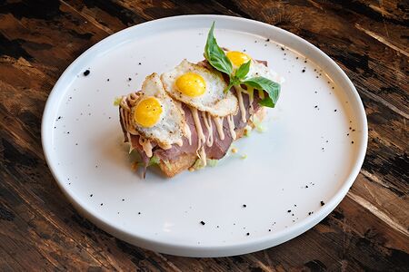 Брускетта с ростбифом и перепелиным яйцом