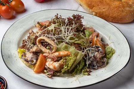 Теплый салат с морепродуктами