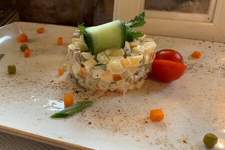 Салат Оливье с копченым лососем