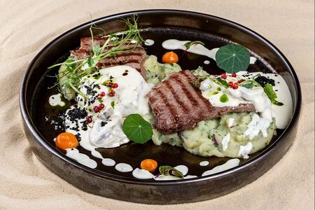 Медальоны из вырезки телятины с луковым пюре