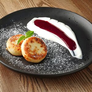 Сырники, варенье из черной смородины, сметана