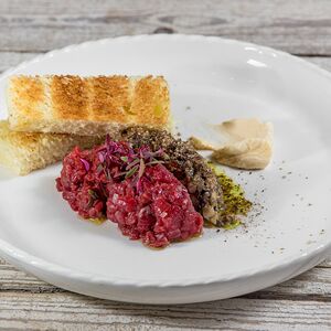 Тартар из говядины с грибной икрой и трюфельным маслом