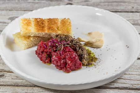 Тартар из говядины с грибной икрой и трюфельным маслом