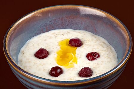 Каша овсяная с вишней