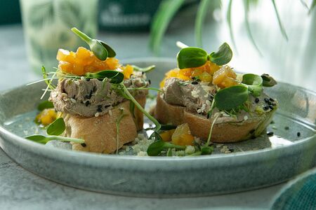 Тапас с паштетом и ананасовой сальсой