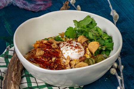 Жаренный рис с курицей и яйцом