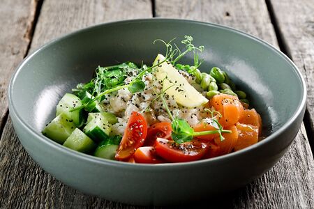 Поке с лососем и кунжутным соусом