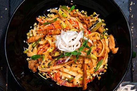 Удон со свининой и цукини в орехово-кунжутном соусе