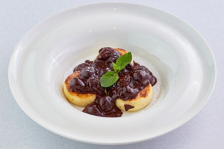 Сырники с горячим шоколадом и вишней