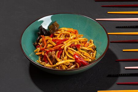 Жареная лапша с овощами