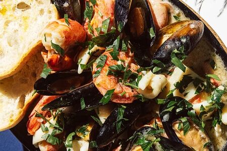 Ассорти морепродуктов на сковороде