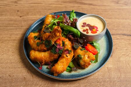 Лангустины темпура с соусом биск