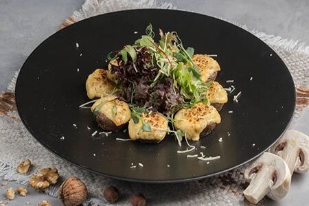 Запеченные шампиньоны с мясом и сыром