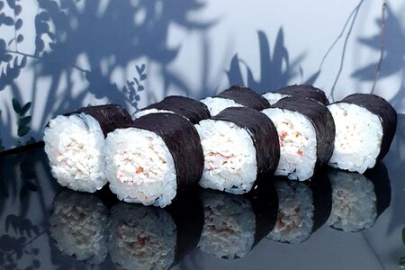 Мини-ролл со снежным крабом